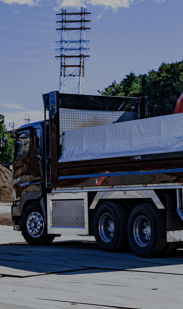 力強く、正確に。建材輸送のベストパートナー。